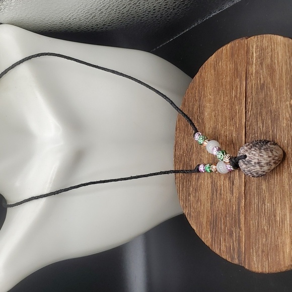 N2737 festive handcrafted seashell necklace - Picture 1 of 3